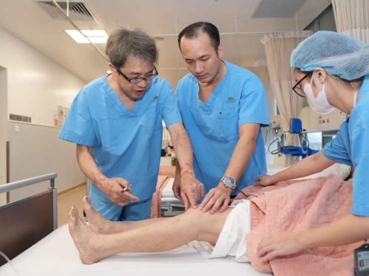 Bệnh viện tiên phong tại Việt Nam ứng dụng kỹ thuật thay khớp gối không cắt gân cơ, có thể vận động sau 1 ngày