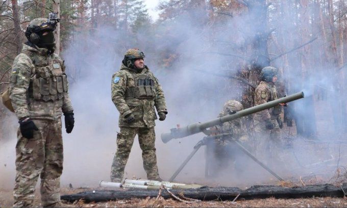 Binh sĩ Lữ đoàn 100 Ukraine huấn luyện bắn đạn thật. Ảnh: BQP Ukraine