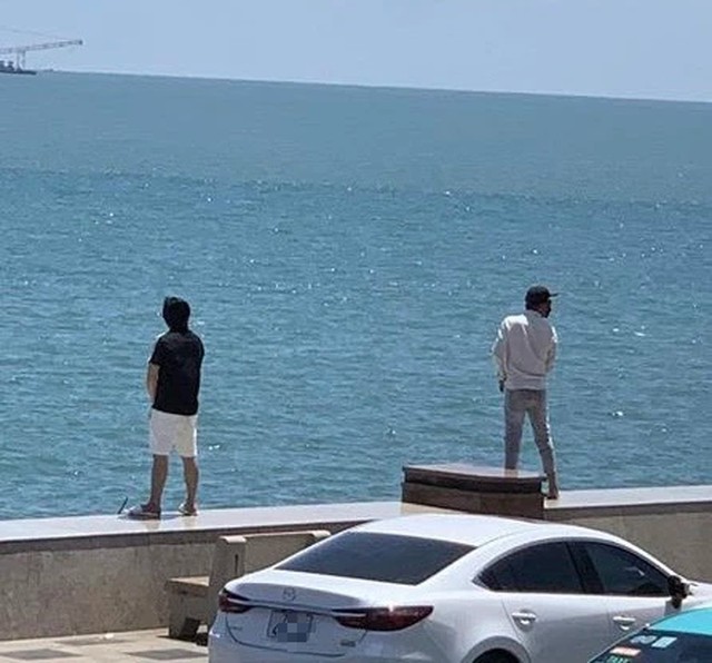 Hình ảnh 2 người đàn ông đứng tiểu trên kè biển khiến nhiều người bức xúc