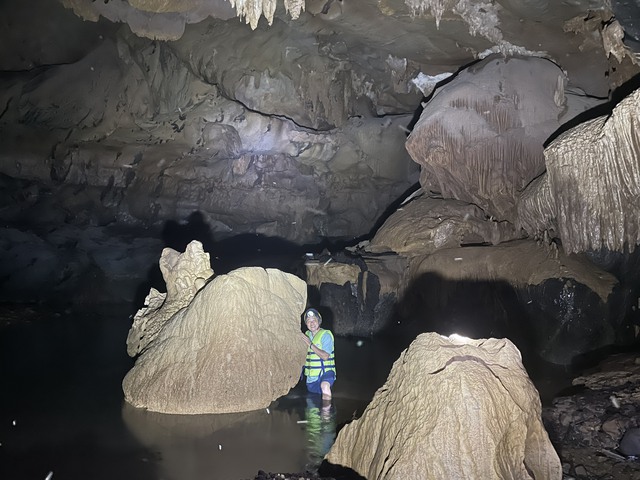 Hang động có khối thạch nhũ đẹp như "rèm lụa" mới phát hiện ở Quảng Bình - 4