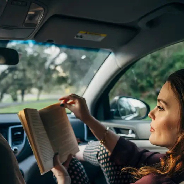 Vì sao dễ bị say xe khi đọc sách trên xe hơi? - Tuổi Trẻ Online