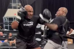 Làm thầy Mike Tyson, nghề quá vất vả: HLV bị đấm suýt bay khỏi sàn võ