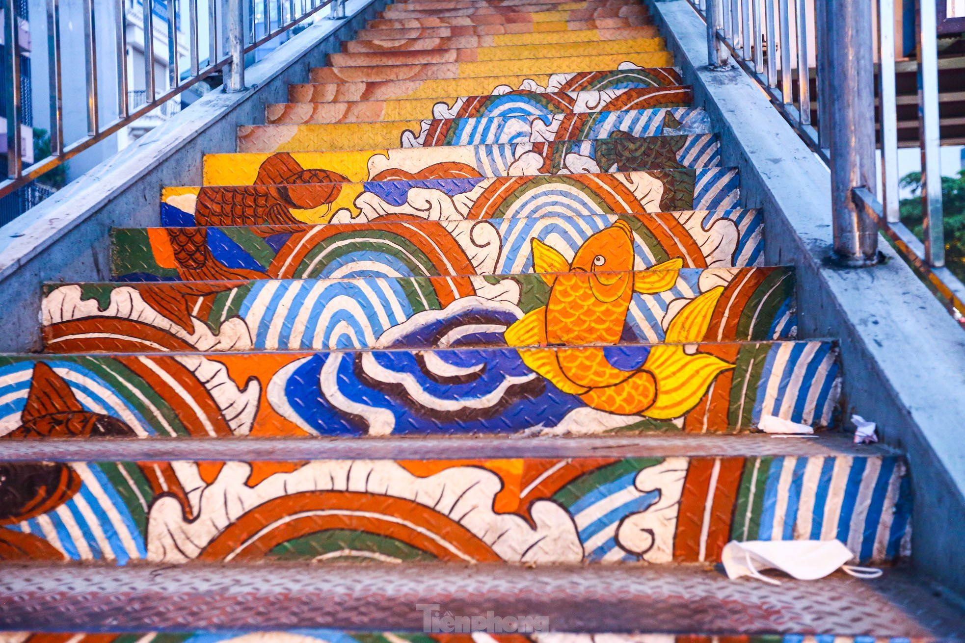 Cầu đi bộ trên phố Trần Nhật Duật (Hoàn Kiếm, Hà Nội) được cải tạo thành dự nghệ thuật công cộng. Dự án này vừa đáp ứng nhu cầu thắp sáng cầu đi bộ, vừa khiến khu vực này trở nên sinh động hơn. Khu vực chân cầu thang đi bộ được thiết kế từ hình ảnh Cá chép vượt Vũ Môn .