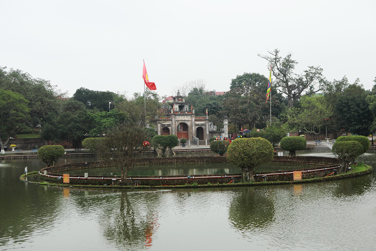 Đền Thượng (Khu di tích Cổ Loa, Đông Anh, Hà Nội) dựng trên một khu đất rộng, nơi đây còn lưu giữ được 5 tấm bia đá và 53 hiện vật có giá trị lịch sử, văn hóa và khoa học đặc sắc, đồng thời cũng là nơi đặt tượng An Dương Vương.