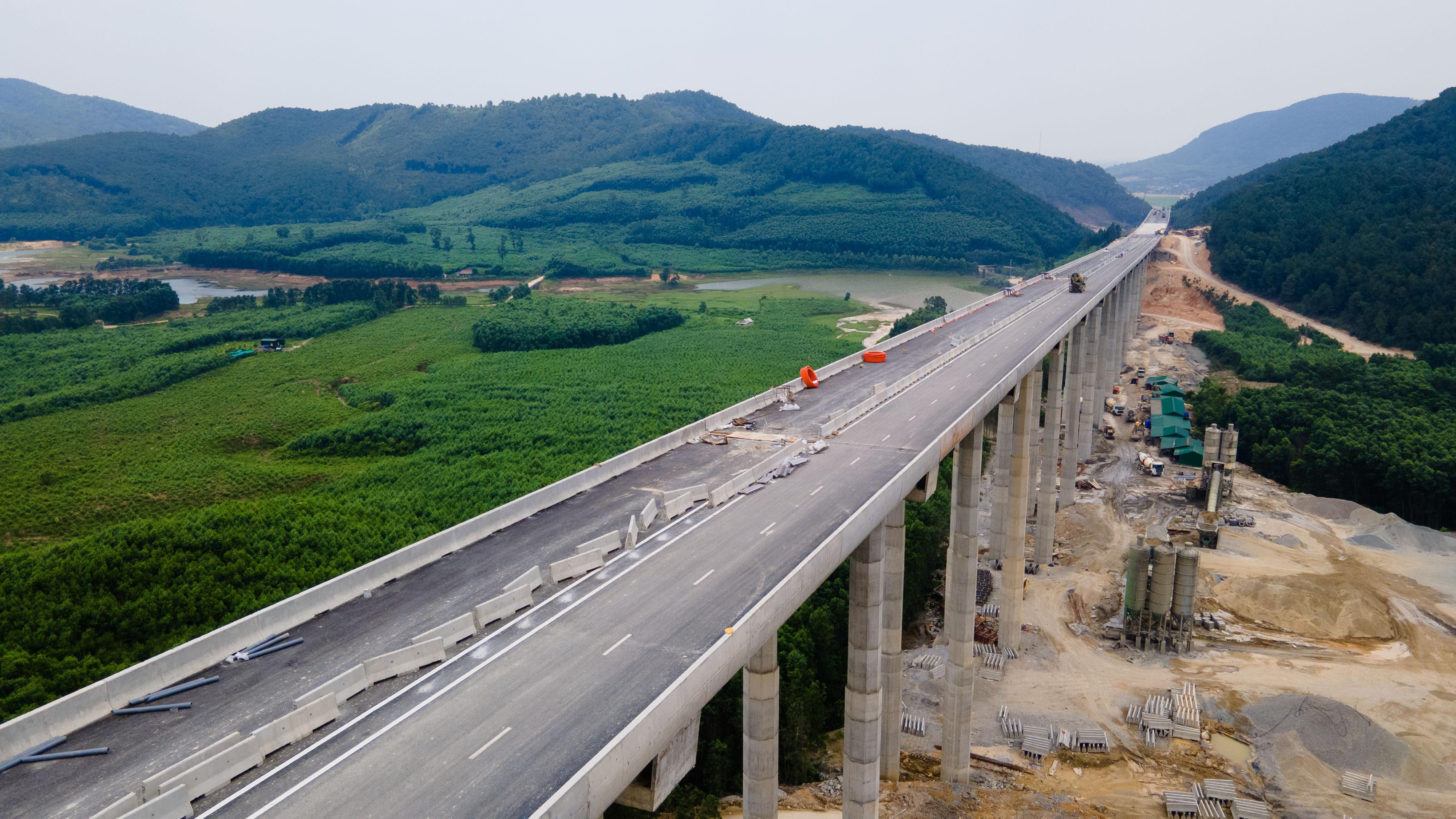 Cầu cạn Xuân Dương 2 - Công trình vượt địa hình ấn tượng trên cao tốc Bắc - Nam