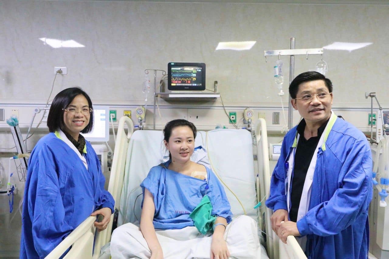 GS.TS Nguyễn Duy Ánh (phải), Giám đốc bệnh viện Phụ sản Trung ương, thăm bệnh nhân.&nbsp;