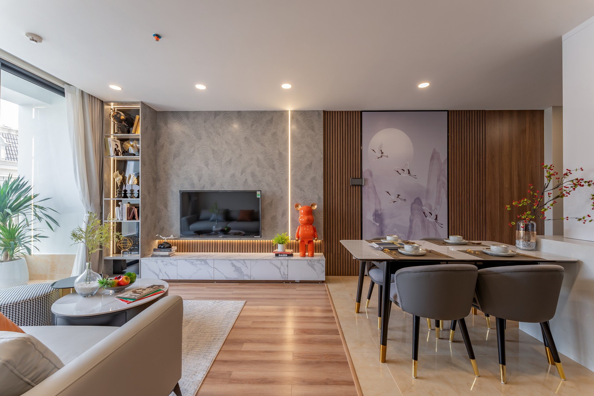 Phòng khách căn hộ đã hoàn thiện với cửa kính sát trần đón ánh sáng tự nhiên 