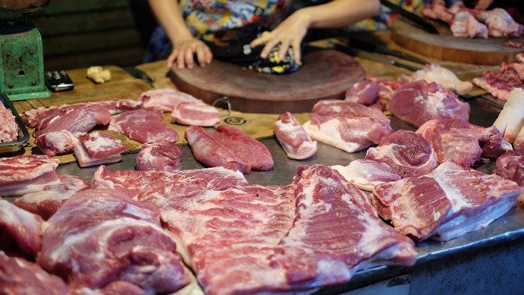 Mặc dù giá lợn hơi tăng cao nhưng thịt lợn ngoài chợ vẫn khá bình ổn giá.