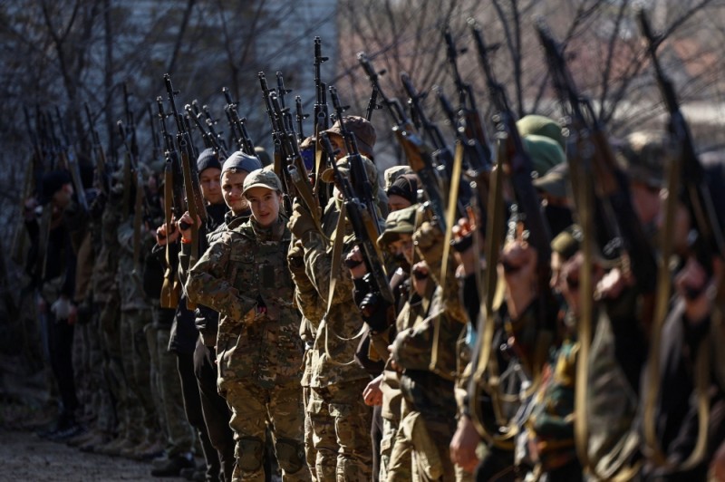 Quân đội Ukraine đang bộc lộ khó khăn do thiếu nhân lực.