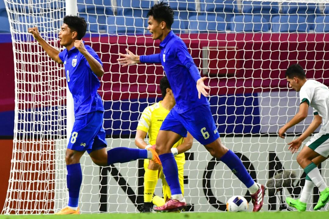 U23 Thái Lan (áo xanh dương) đã có trận đấu xuất sắc trước U23 Iraq (áo trắng). (Ảnh: AFC)