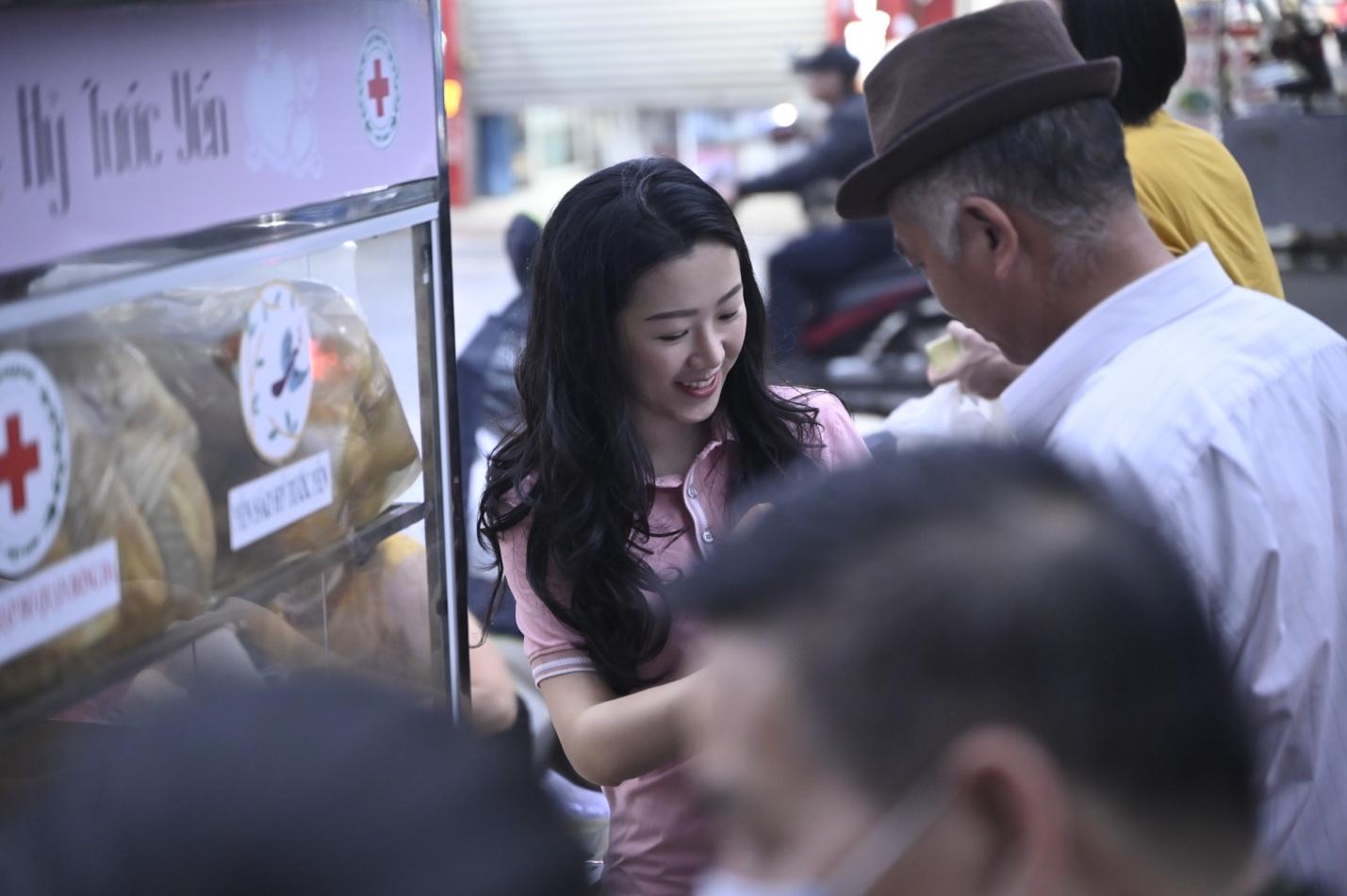 Những phần quà được trao tận tay tới những bệnh nhân và thân nhân đang điều trị bệnh tại bệnh viện Bạch Mai