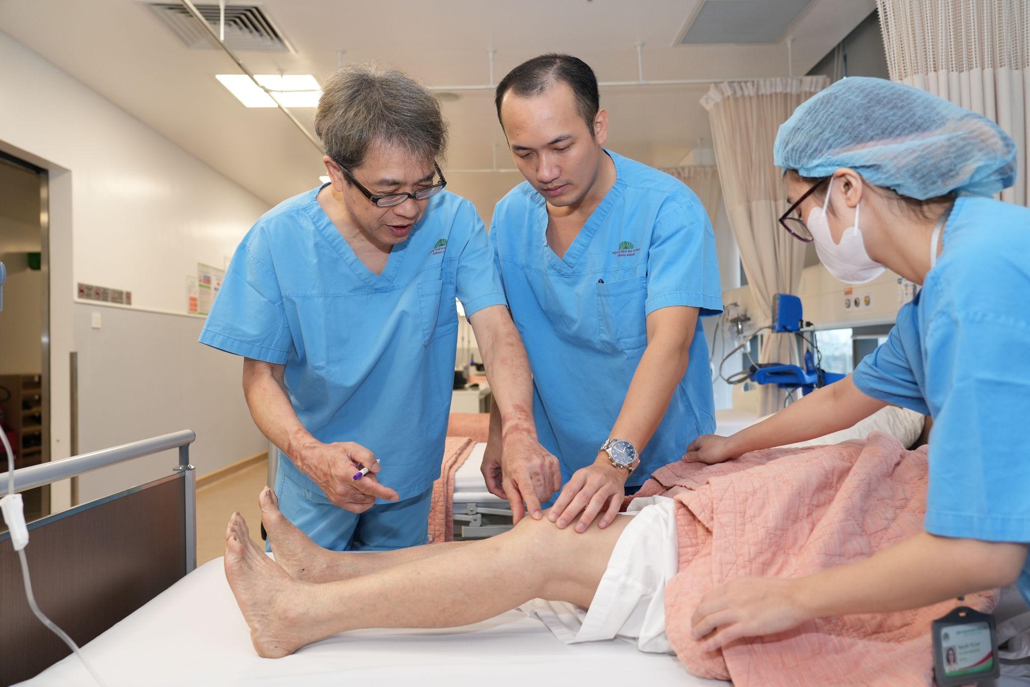 TS.BS Lê Quang Huy và GS. Hiranaka Takafumi thăm khám bệnh nhân trước phẫu thuật.