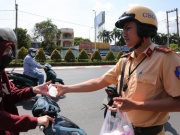 Tin tức trong ngày - Giữa cái nắng rát da thịt, hành động cực đẹp của CSGT khiến người dân mát lòng