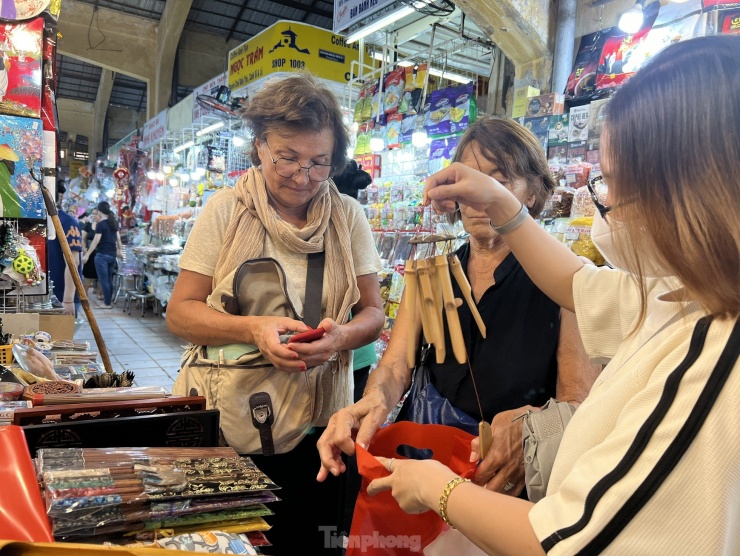 Du khách nước ngoài tham quan mua sắm tại chợ Bến Thành dịp lễ 30/4-1/5.