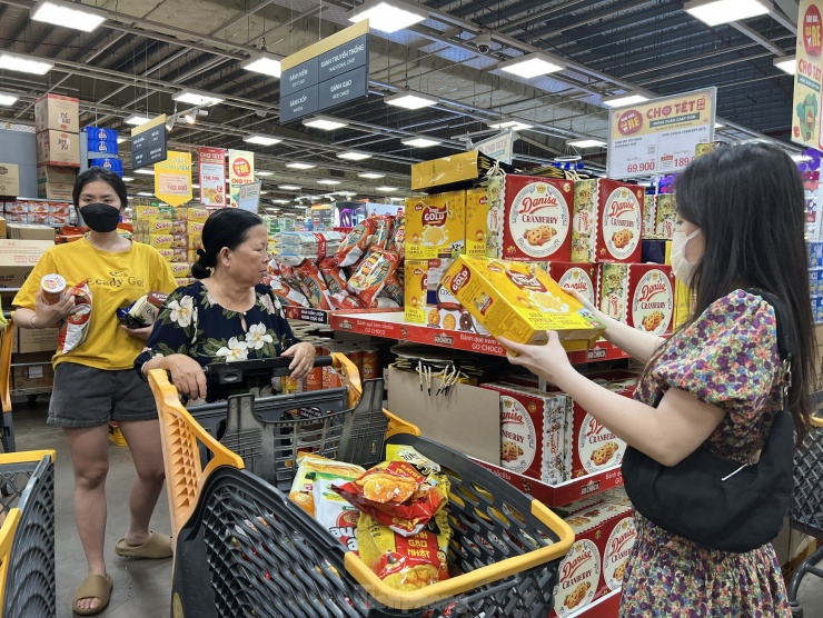 Khách hàng xếp hàng mua sắm.