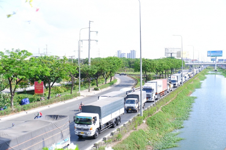 Đường bộ kẹt cứng, sân bay Tân Sơn Nhất thông thoáng trong ngày đầu nghỉ lễ 30/4