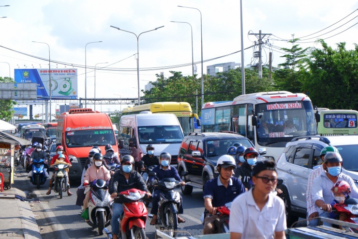 Đường bộ kẹt cứng, sân bay Tân Sơn Nhất thông thoáng trong ngày đầu nghỉ lễ 30/4