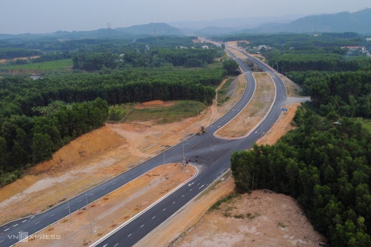 Đường vành đai phía Tây (giai đoạn 1) dài 19km, có điểm đầu từ Khu công nghệ thông tin tập trung (xã Hòa Liên) đi qua các xã Hòa Ninh, Hòa Phú, Hòa Phong và điểm cuối là nút giao với quốc lộ 14B (xã Hòa Khương, huyện Hòa Vang).