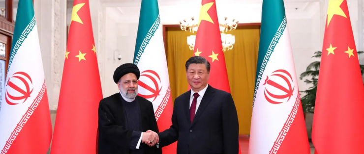 Tổng thống Iran Ebrahim Raisi (trái) bắt tay Chủ tịch Trung Quốc Tập Cận Bình tại Bắc Kinh ngày 14-2-2023. Ảnh: IRAN INTERNATIONAL