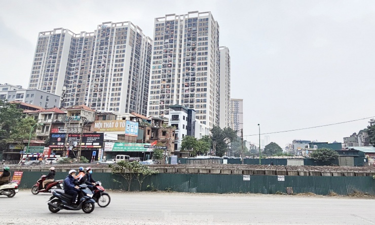 Tại đoạn qua sông Lừ, dự án đường Vành đai 2,5 sẽ xây một cây cầu mới có mặt cắt rộng khoảng 40m, nằm sát cầu Định Công hiện nay. Tuy nhiên người dân khu vực này vẫn phải dùng cầu tạm vì đoạn cầu L3 chưa thể thông xe.