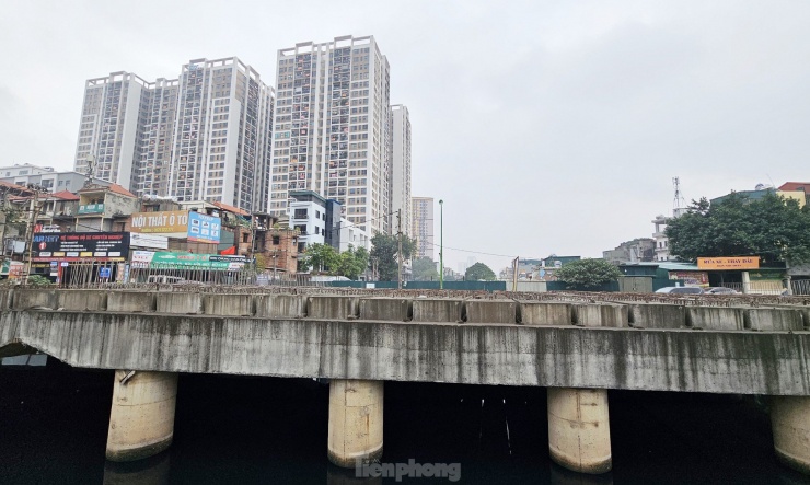 Trước đó, tháng 8/2023, sau khi nghe các cơ quan chức năng báo cáo về dự án đầu tư xây dựng đường vành đai 2,5, Phó chủ tịch TP Hà Nội Dương Đức Tuấn đã kết luận tiến độ đầu tư dự án chậm, có nhiều đơn thư phức tạp liên quan đến việc triển khai dự án cần được xem xét, giải quyết thấu đáo.