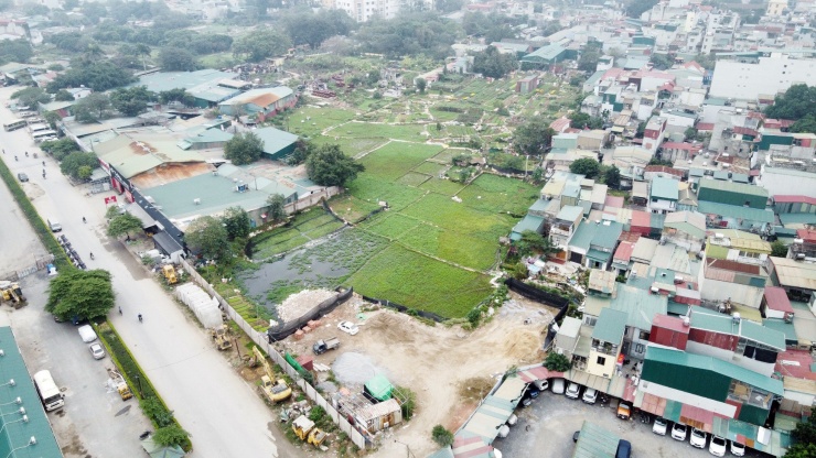 Điều đáng nói, dự án đường Vành đai 2,5 sau 10 năm vẫn chưa thực hiện xong nhưng dự án đối ứng là dự án Khu đô thị mới Đại Kim - Định Công chủ đầu tư đã phân lô bán nền, huy động vốn khách hàng thông qua hình thức thức “Hợp đồng hợp tác đầu tư”… dù chưa giải phóng xong mặt bằng, chưa được giao đất... khiến nhà đầu tư bức xúc.