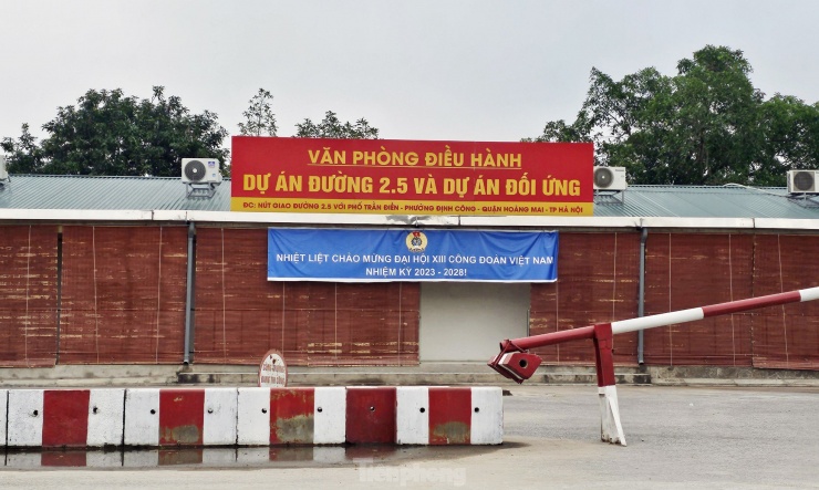 Do đó, Phó chủ tịch TP giao Thanh tra TP Hà Nội xử lý đơn thư, khiếu nại, tố cáo liên quan đến nhà đầu tư và liên quan đến dự án đối ứng dự án đầu tư xây dựng Khu đô thị mới Đại Kim - Định Công. Đồng thời, phối hợp với Sở Kế hoạch và Đầu tư và các đơn vị có liên quan kiểm tra, rà soát toàn bộ quy trình, thủ tục đầu tư dự án Đầu tư xây dựng đường Vành đai 2,5 (đoạn Đầm Hồng - quốc lộ 1A) và dự án đầu tư đối ứng liên quan.