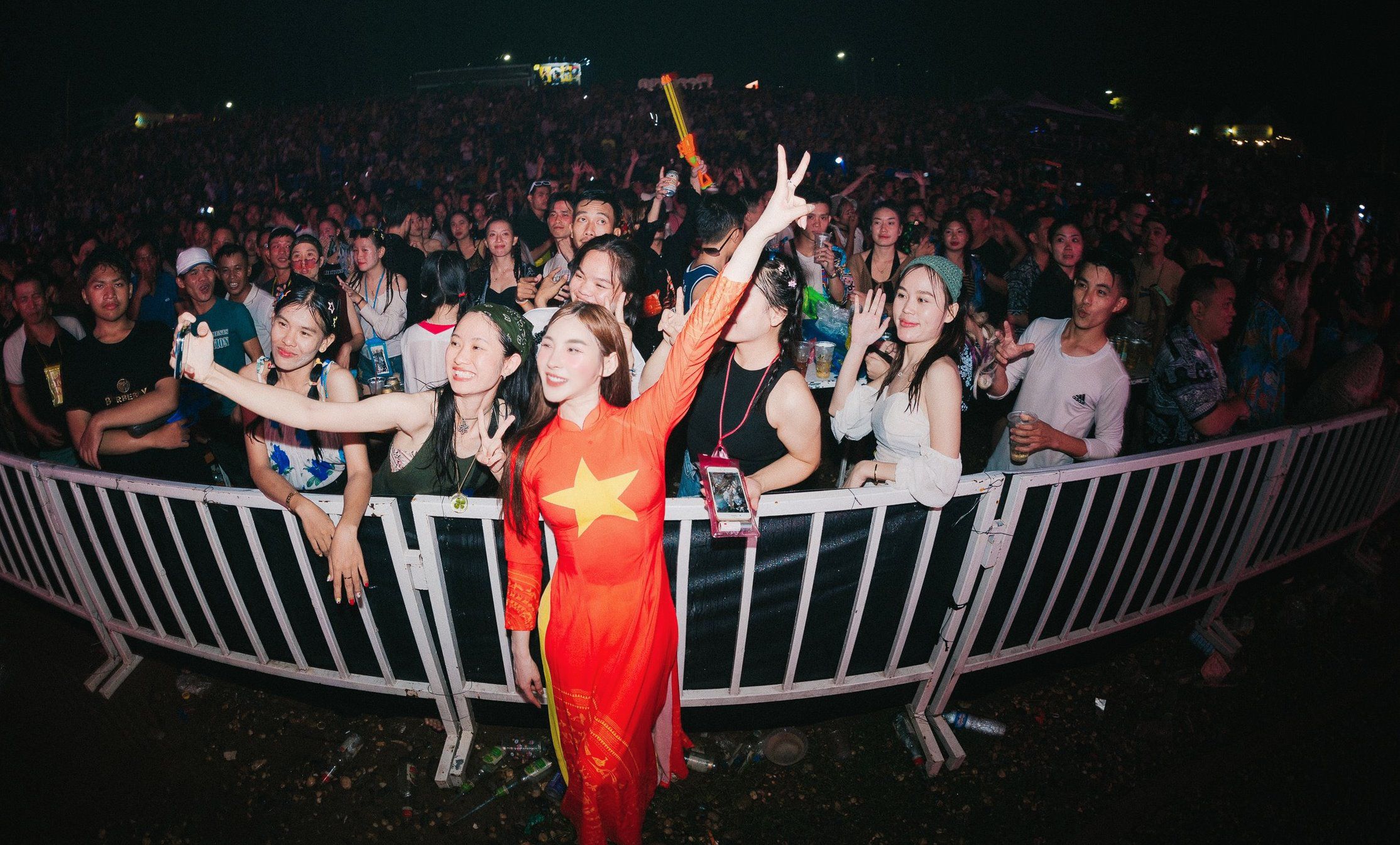 Nữ DJ miền Tây mặc áo dài biểu diễn trước 10 nghìn người ở Lào gây "sốt" - 1