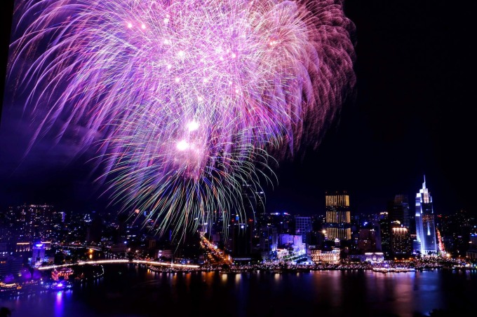 Pháo hoa rực sáng trên sông Sài Gòn dịp Tết năm 2023. Ảnh: Quỳnh Trần