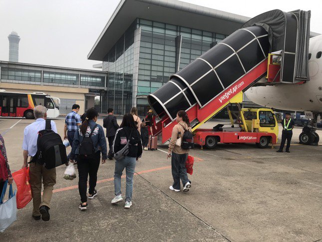 Hầu hết chặng bay du lịch từ TPHCM, Hà Nội hiện cạn vé trong dịp nghỉ lễ.