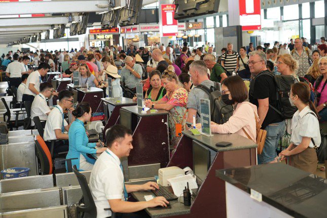 Kỳ nghỉ lễ 30/4-1/5 kéo dài 5 ngày (từ ngày 27/4-1/5) là cơ hội để nhiều người đi du lịch đường dài, về quê, thăm hỏi người thân bằng máy bay. Theo ghi nhận, du khách bắt đầu đổ dồn về sân bay Nội Bài. Ước tính có khoảng 556 lượt chuyến bay (trong đó có 305 lượt quốc nội và 251 lượt quốc tế) với hơn 85.000 khách (trong đó có hơn 52.000 lượt khách quốc nội và 33.000 lượt khách quốc tế) qua Cảng HKQT Nội Bài ngày 26/4. Ảnh: NIA.