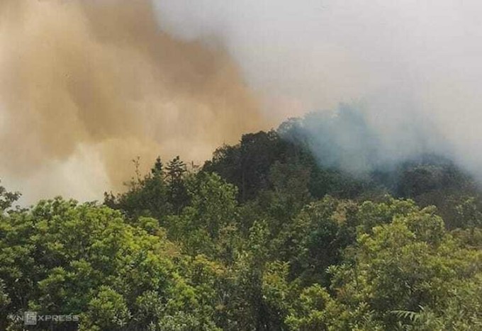  Khói bao trùm khu vực rừng cháy tại Hà Giang. Ảnh:  Thùy Linh  