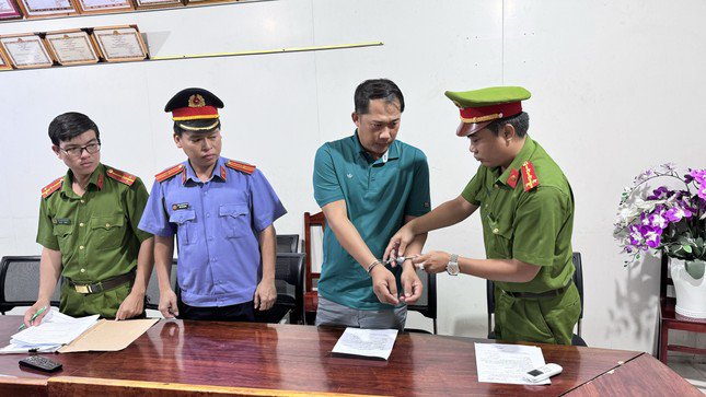 Ông Du Việt Thanh - nguyên Chủ tịch UBND xã Cửa Cạn bị bắt để điều tra về hành vi nhận hối lộ. Ảnh: CAKG.