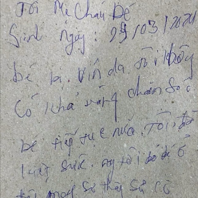 Em bé bị bỏ rơi đầy thương tích cùng lời nhắn đau lòng