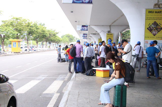 Sân bay Đà Nẵng đông đúc người dân, du khách dịp nghỉ lễ 30-4 và 1-5