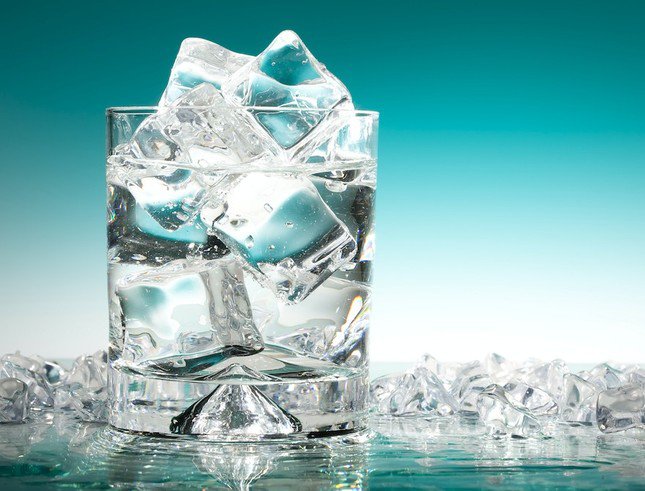 Uống nước đá giải nhiệt mùa nóng coi chừng rước đủ bệnh vào thân - 1