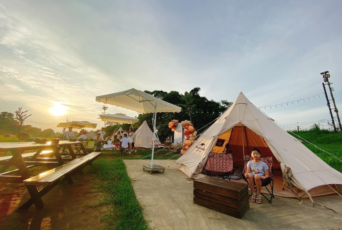Khu cắm trại ven sông Hồng - Sixdoong Cafe &amp; Camping. Ảnh: Khu cắm trại