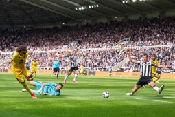 Bóng đá - Video bóng đá Newcastle - Sheffield United: &quot;Mưa&quot; bàn thắng hiệp 2, đội đầu tiên xuống hạng (Ngoại hạng Anh)