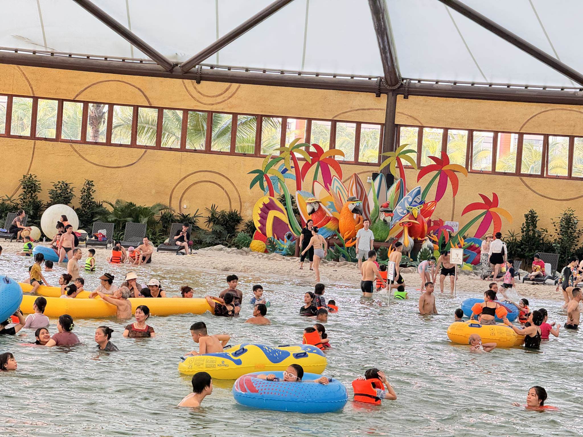 Khu vực cổng vào công viên nước trong một khu đô thị ngoại thành Hà Nội luôn đông đúc người dân đến để vui chơi, giải nhiệt.