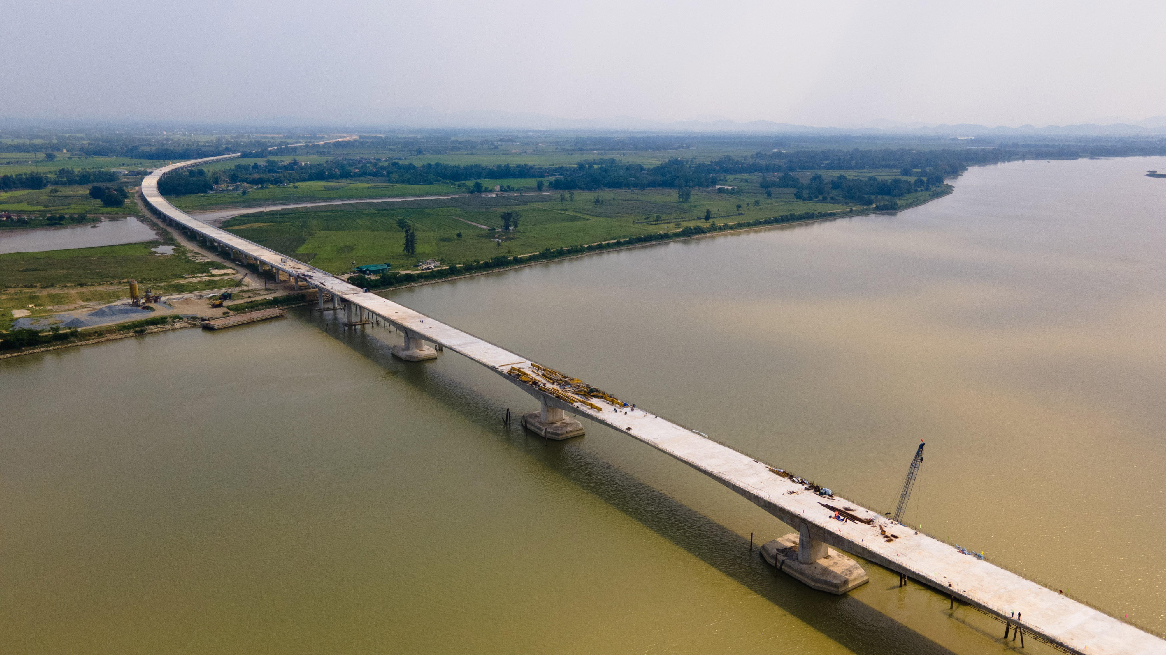 Dự án cao tốc Bắc - Nam phía Đông đoạn Diễn Châu - Bãi Vọt có 31 cầu đường bộ; trong đó, cầu Hưng Đức bắc qua sông Lam nối 2 tỉnh Nghệ An và Hà Tĩnh là cây cầu vượt sông dài nhất, với chiều dài hơn 4km.