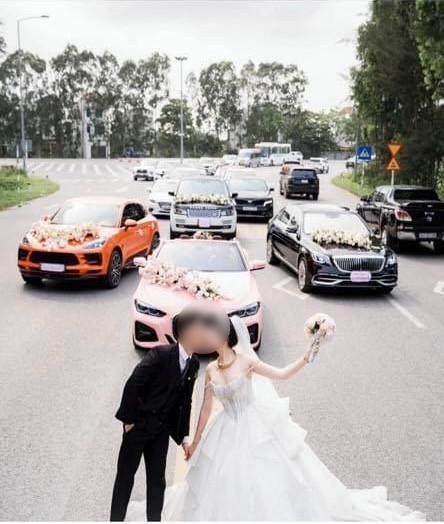 Hình ảnh cô dâu chú rể trong đoàn xe sang dừng đỗ giữa đường để chụp ảnh gây ùn tắc giao thông.