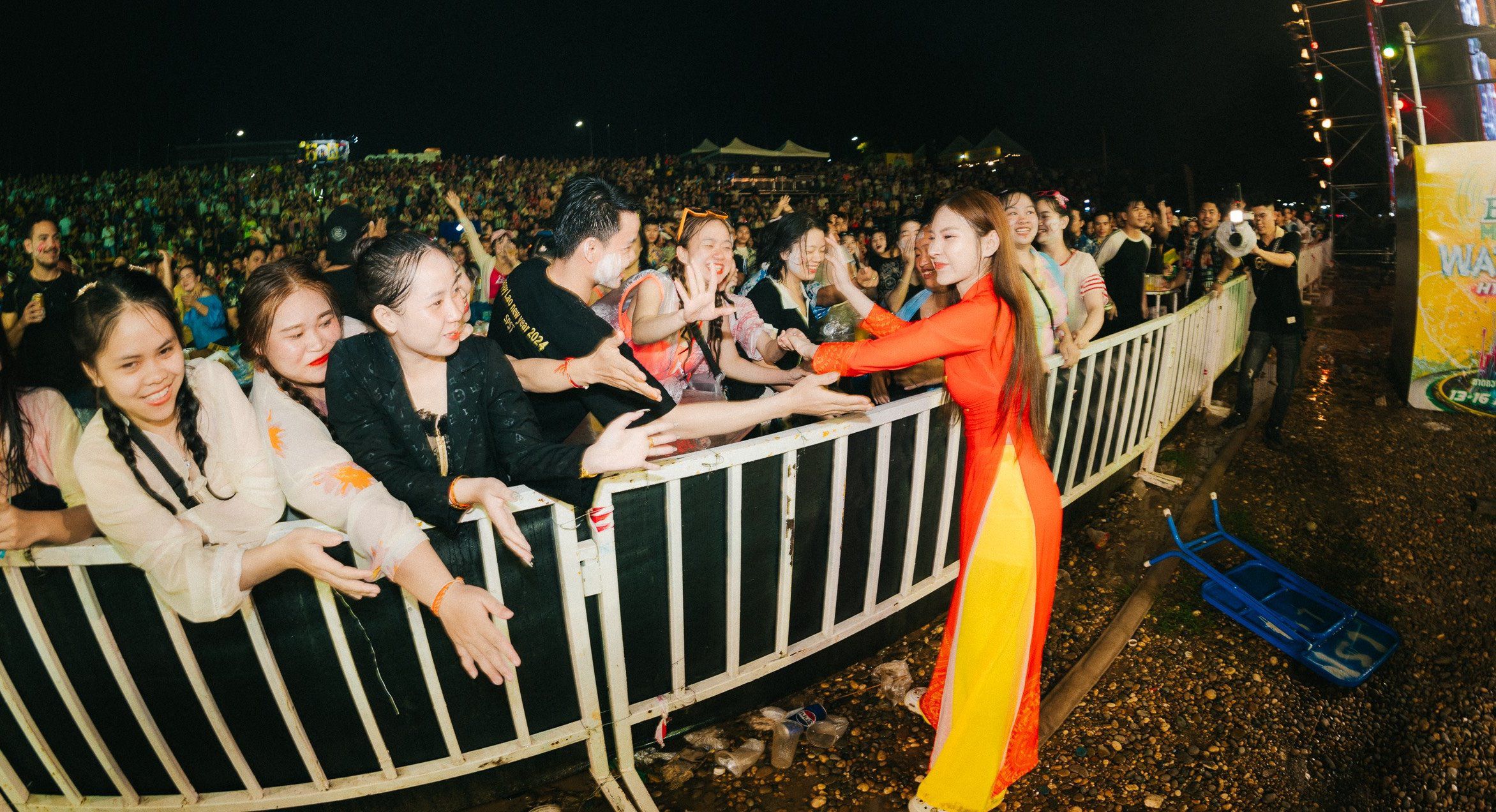 Nữ DJ miền Tây mặc áo dài biểu diễn trước 10 nghìn người ở Lào gây "sốt" - 2