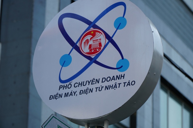 Phố này nằm trên các tuyến đường Nhật Tảo, Vĩnh Viễn, Nguyễn Kim với 258 hộ kinh doanh.