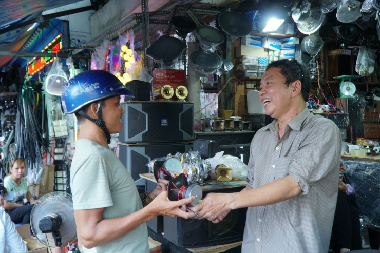 Kinh doanh trên tuyến phố được 30 năm, ông Hoài Thanh cho biết lúc đầu ông chỉ sửa chữa máy game, sau đó chuyển qua cung cấp, sửa chữa các thiết bị liên quan đến loa. Cửa hàng chỉ vỏn vẹn vài mét vuông là nơi nuôi sống gia đình ông nhiều thập kỷ qua. "2 năm trở lại đây kinh doanh ế ẩm, có ngày không bán được món nào vì hiện nay các món hàng điện tử giá rẻ được bày bán tràn lan trên mạng. Phố được thành lập, sửa chữa khang trang hơn khiến tiểu thương nơi đây phấn khởi, mong việc buôn bán khởi sắc hơn", ông Thanh bày tỏ.