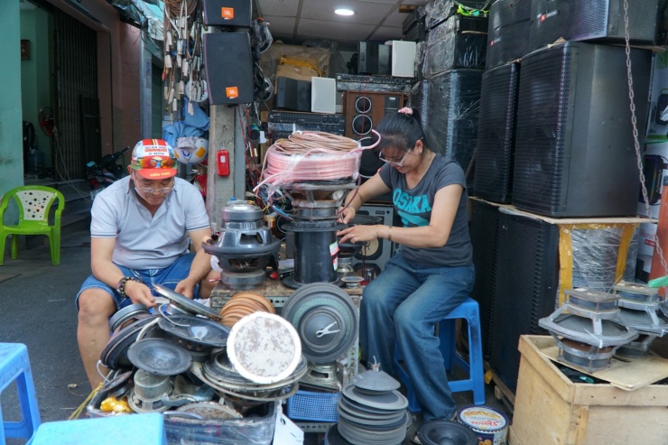 Chính quyền địa phương tuyên truyền tiểu thương khu phố này thanh toán không tiền mặt và lắp đặt hệ thống camera giám sát tiến tới xây dựng trung tâm điều hành giám sát.