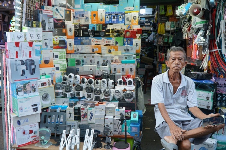 Các loại camera đủ mẫu mã, kiểu dáng, kích cỡ được bày bán tại khu phố.