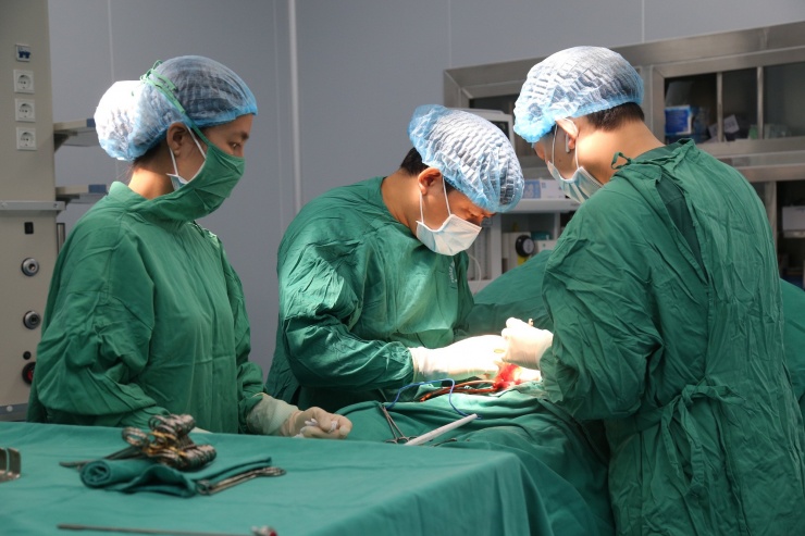 Các bác sĩ Bệnh viện Đa khoa quốc tế Hải Phòng thực hiện ca phẫu thuật cấp cứu cho bệnh nhân - Ảnh: Bệnh viện cung cấp