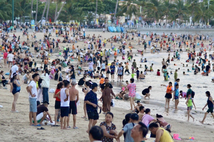 Thời tiết nắng nóng kỷ lục , nhiều du khách đã lựa chọn đến phố biển Nha Trang để du lịch, giải nhiệt trong làn nước mát.