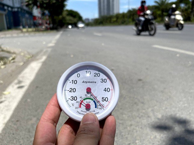 Nhiệt độ thực tế ngoài trời ghi nhận gần mặt đường ở Hà Nội có thể lên tới trên 50 độ.