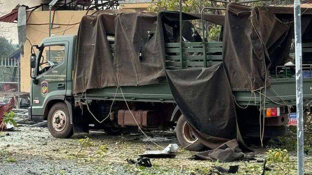 Một chiếc xe quân sự bị phá hủy sau vụ nổ tại căn cứ quân sự ở Kampong Speu vào ngày 27-4. Ảnh: Kiripost